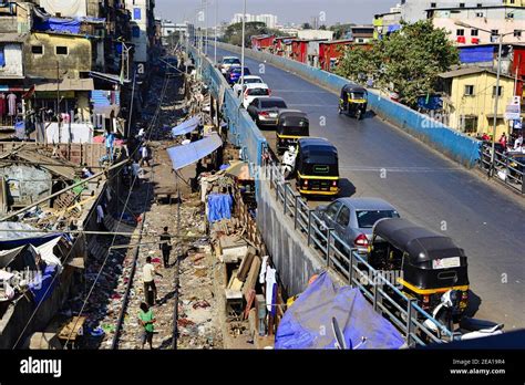 India slum building hi-res stock photography and images - Alamy