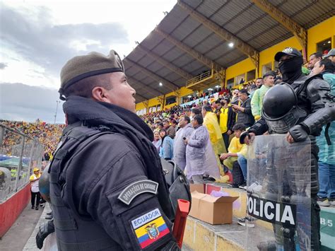 Polic A Ecuador On Twitter Tu Seguridad Es Nuestra Prioridad Nos