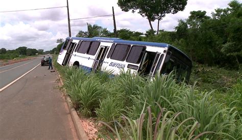 Ônibus desce barranco ao tentar desviar de caminhão na BR 343 Piauí G1