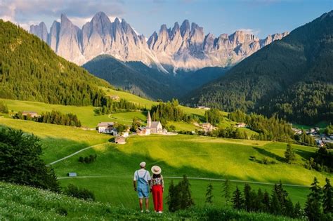 Casal Vendo A Paisagem Da Vila De Santa Maddalena Nas Dolomitas It Lia