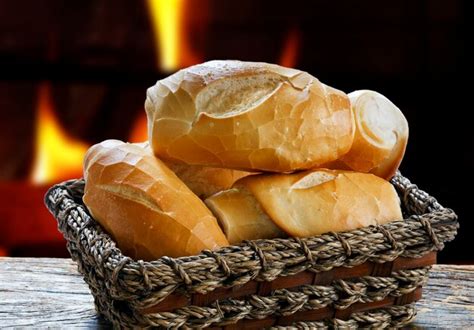 Comida de panadería de canasta de pan francés Foto Premium