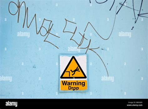 Graffiti warning sign hi-res stock photography and images - Alamy