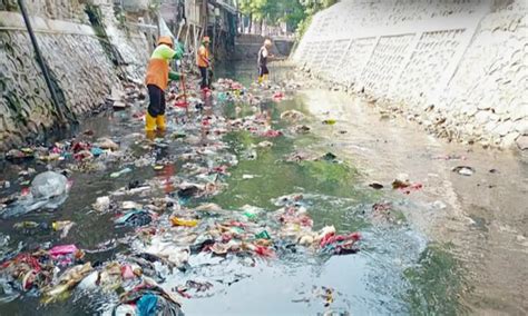 Dominasi Sampah Plastik Di Sungai Jakarta Pengamat Jangan Melulu