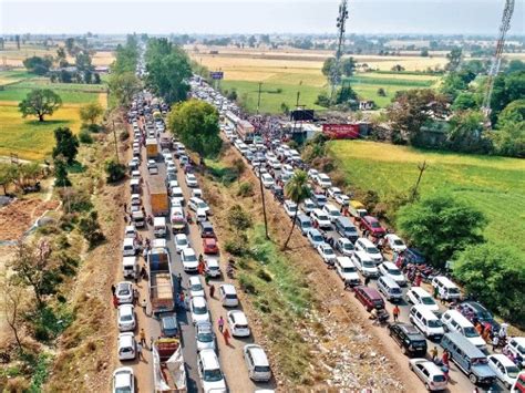 25 Km Long Jam On Bhopal Indore Highway Vehicles Stuck Between Sehore Ashta For 8 Hours रुद्र