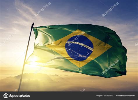 Bandeira Nacional Brasil Tecido Têxtil Acenando Topo fotos imagens de