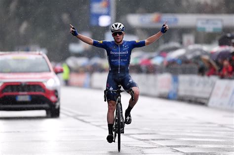 Recital de Remco Evenepoel no meio do dilúvio vale triunfo na Coppa