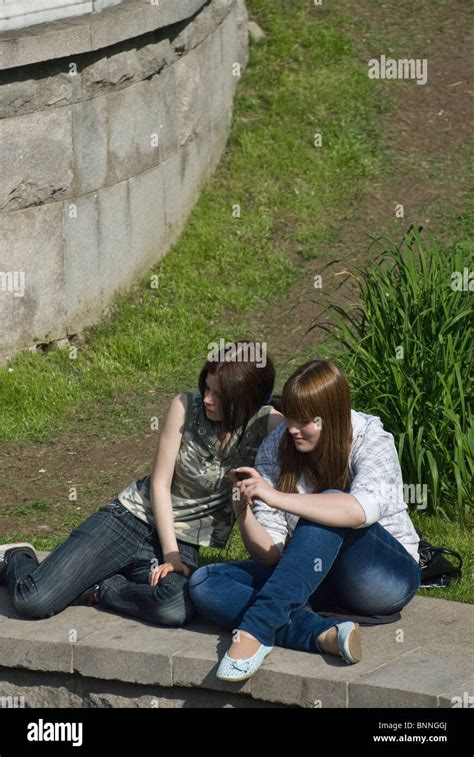 Two Young Girls Listening Mp3 Player Stock Photo Alamy