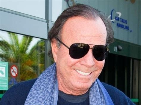 Julio Iglesias parado en el aeropuerto de Punta Cana Qué llevaba en