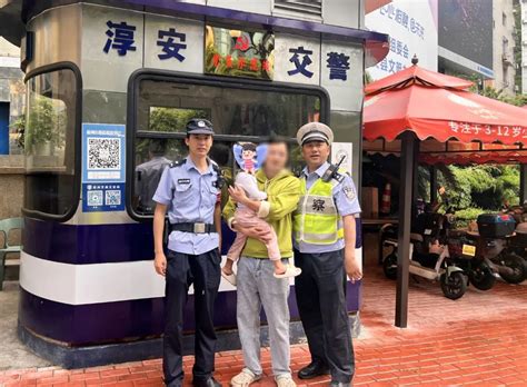 太让人担心！十字街头，四岁小女孩在雨中奔跑