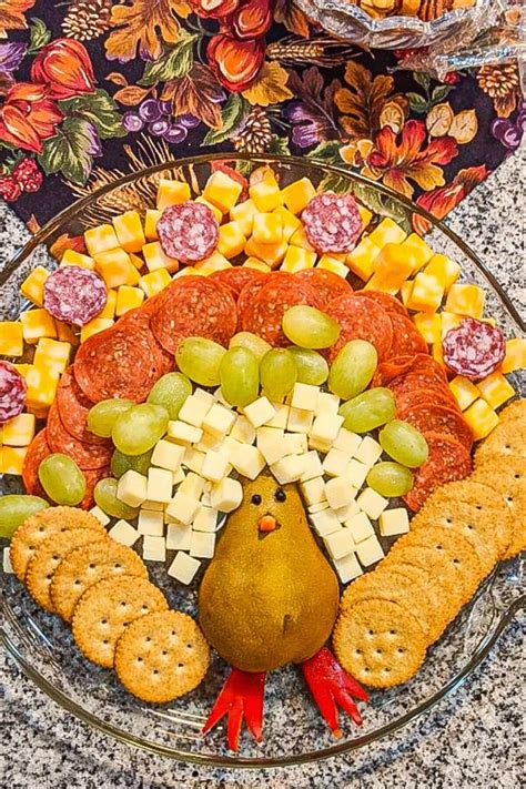 thanksgiving charcuterie boards ideas 9