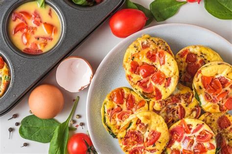 Tazas De Muffin De Huevo Al Horno Con Espinacas Y Tomates Foto Premium