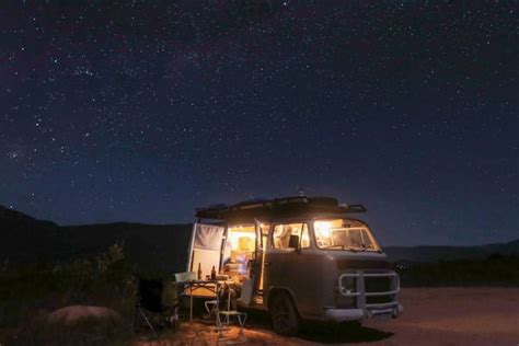 Conheça a brasiliense que viaja o Brasil o parceiro em uma kombi