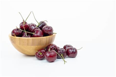 Frutas Frescas Cerejas Doces Vermelhas Isoladas Em Um Copo De Madeira