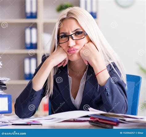 Busy Businesswoman Working In Office At Desk Stock Image Image Of Businesswoman Assistant