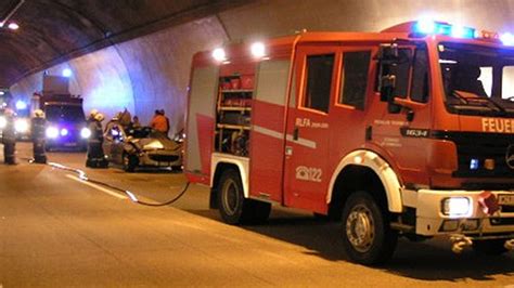 Auto Rast Im Tunnel In Lkw Oe At