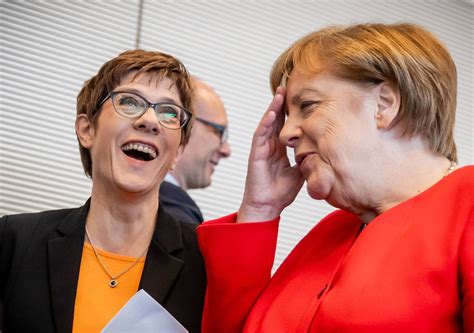 Bilderstrecke Zu Akk Und Das Kanzleramt Merkel L Sst Sie Laufen