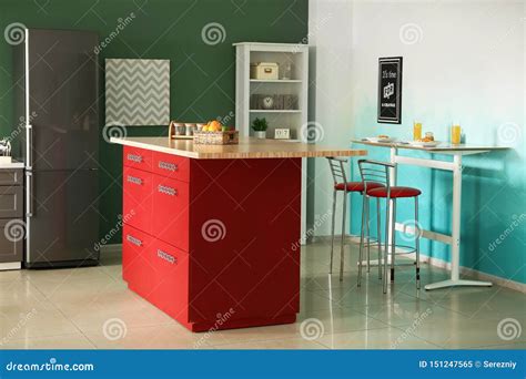 Interior De La Cocina Moderna Con Muebles Elegantes Imagen De Archivo