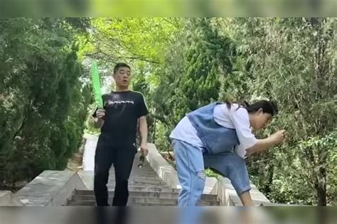 小哥哥趁美女不注意搞偷袭，竟装成瞎子，美女被打都不知道怎么回事！ 美女 瞎子 偷袭