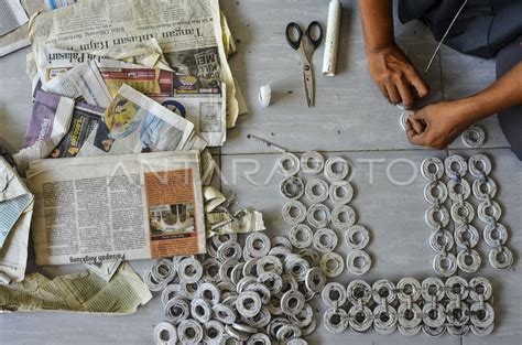 KERAJINAN BERBAHAN LIMBAH KERTAS ANTARA Foto