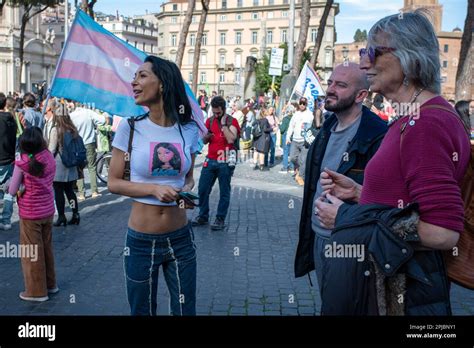 Roma Italia 1st de abril de 2023 Hombres y mujeres jóvenes