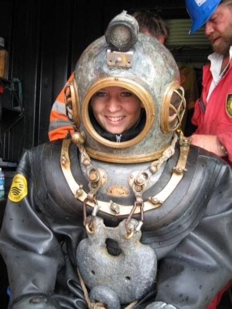 Us Navy Shows Off Helium Saving Deep Dive Suit Artofit