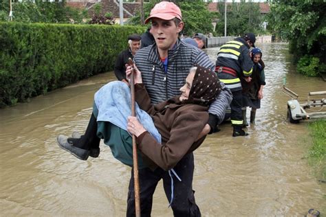 Inondations En Bosnie Et Serbie Des Dizaines De Milliers De Personnes