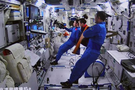 Chinese Astronauts Land After Months On Space Station Bloomberg