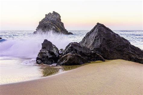 Playa Rocosa Y Arenosa En La Salida Del Sol Portugal Foto De Archivo Imagen De Rocoso Piedra