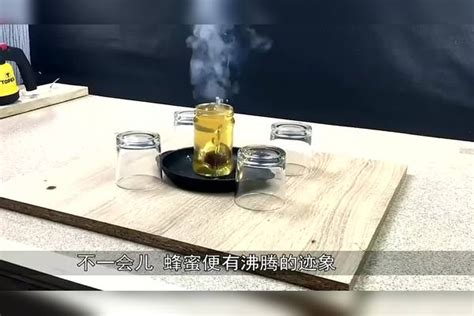 加热至1000度的金属球放进蜂蜜中会怎样？蜂蜜会被煮沸吗？