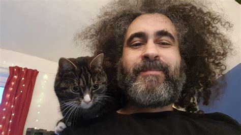 Maybe a bit late to the shoulder party but this is Roxette. She likes