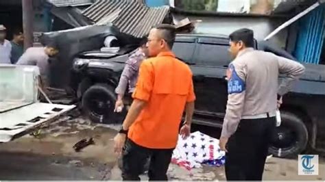 Mobil Dinas Bupati Kuningan Tabrak Sepeda Motor Dan Bengkel Keberadaan