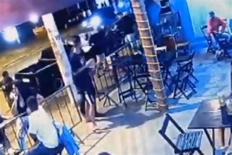 Vídeo Homem Mata A Tiros Ex Mulher E Dono De Bar Que Tentou Proteger