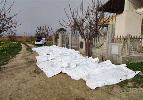 Imágenes De Un Naufragio En La Costa Sur De Italia Son Más De 6o Los