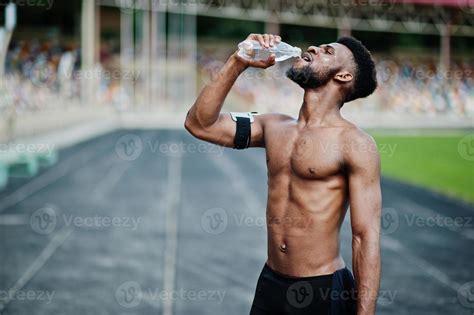 Atleta Masculino Afroamericano Sexy Deporte Torso Desnudo Hombre Con