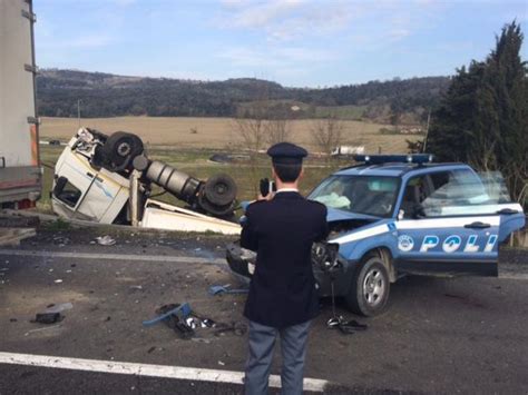 Camion Tampona Auto Della Polizia Poi Finisce In Una Scarpata Tre Feriti