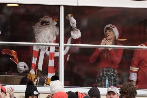 Taylor Swift Arrived at Raiders-Chiefs Game With Santa Claus, and Fans ...