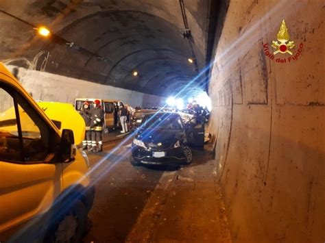 Messina Terribile Incidente Sull A Dentro La Galleria Tra Rometta E