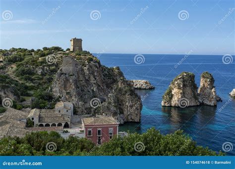 Costa Costa Con Las Rocas Y Mar Azul Profundo Cerca De Castellamare Del