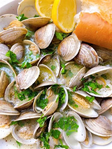 Easy Steamed Littleneck Clams in White Wine and Garlic Sauce | Powell ...