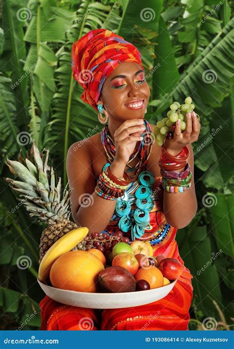 Mujer Negra Afroamericana Con Una Bandeja De Fruta En Su Regazo Foto De