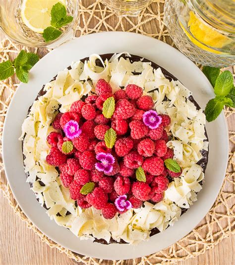 Рецепт малинового торта с шоколадом с фото пошагово на Вкусном Блоге