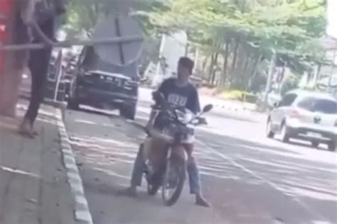 Aksi Nekat 2 Pria Curi Rambu Lalu Lintas Di Palembang Netizen Separah