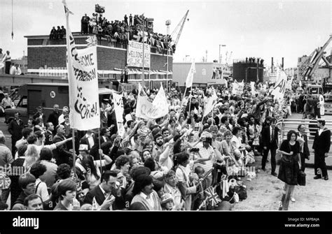 CROWDS WELCOME THE CREW OF HMS GLAMORGAN WHEN SHE RETURNED TO ...