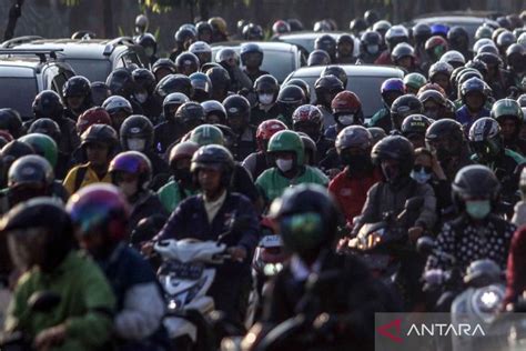 Kepadatan Kendaraan Di Hari Pertama Kerja Setelah Libur Lebaran