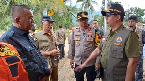 Banjir Sumbar Bnpb Serahkan Bantuan Kebencanaan Di Pesisir Selatan