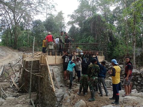 Proses Pemasangan Rangka Besi Pengecoran Jembatan Salowarani Dimulai