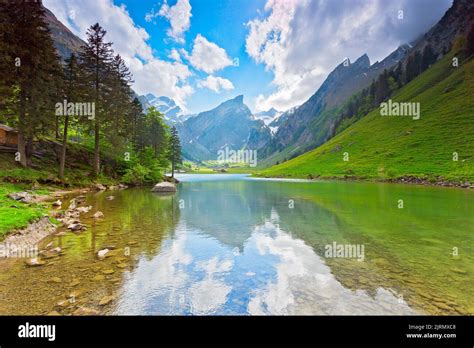 Vue Sur Le Lac Seealpsee Dans Les Montagnes Alpstein Banque De