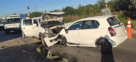 Un Auto Y Una Camioneta Chocaron De Frente En Ruta Y Una Mujer Tuvo