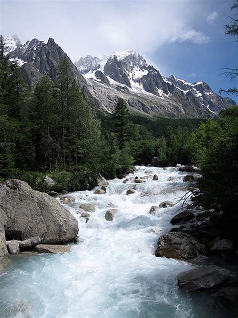 Fast-moving glacier threatens valley in Mont Blanc massif