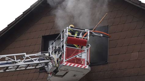 Dachgeschossbrand in Ketsch Feuerwehr entdeckt Leiche in Trümmern